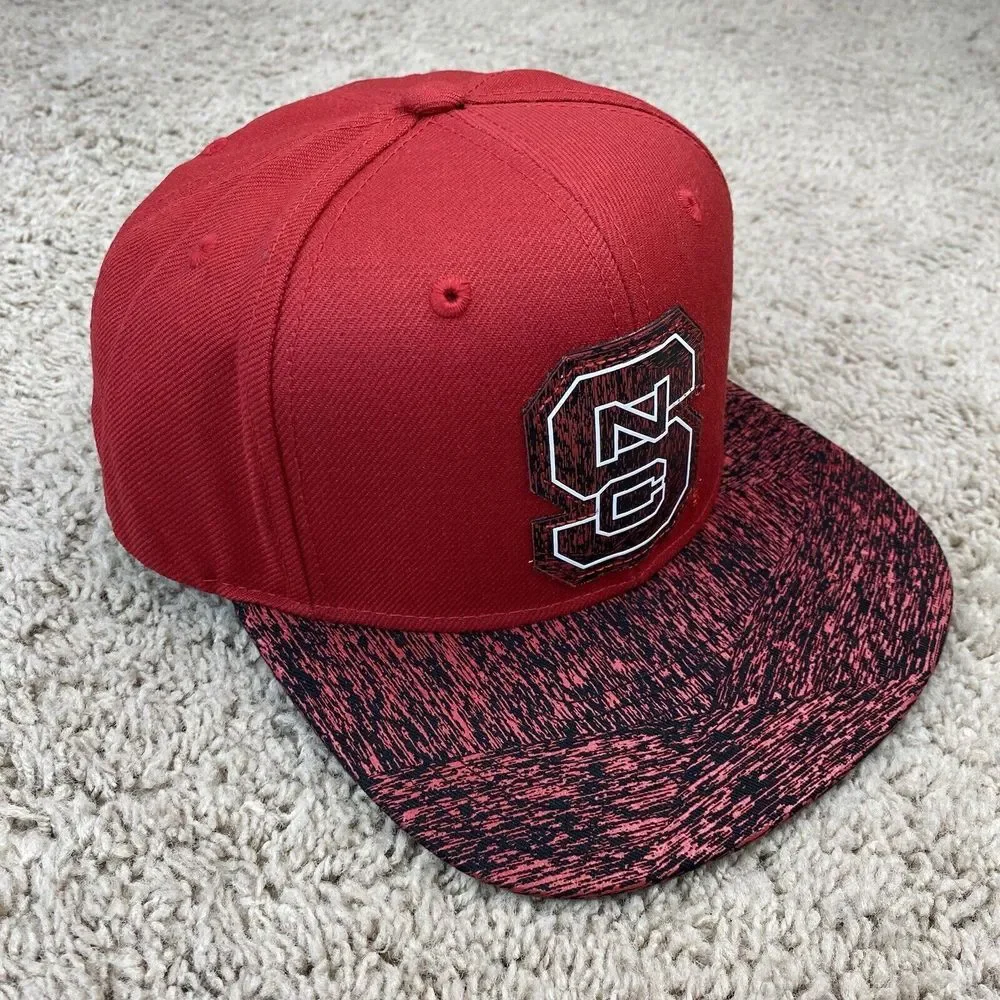 NC State Wolfpack Hat Red Black Abstract Flat Bill SnapBack Team Patch Logo‎ NWT